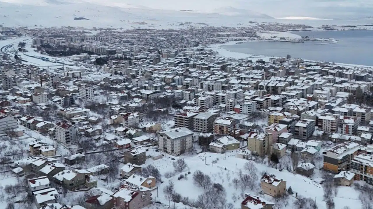 Yurdun birçok yeri beyaza büründü: 4 kentte 630 yerleşim yerine ulaşım sağlanamıyor