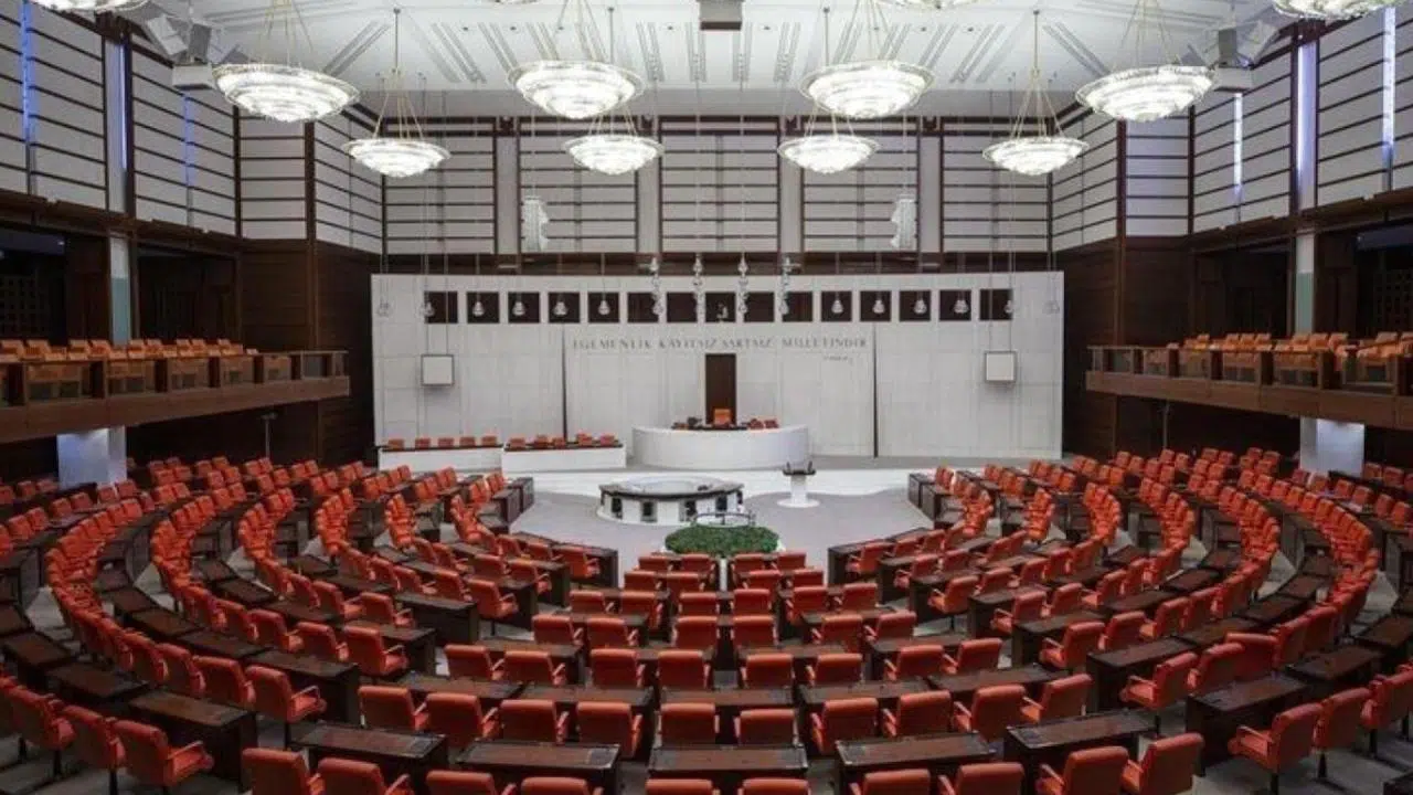 AK Parti’den mali torba kanun hazırlığı: Afet konut satışları ve emekli ikramiyesi gündemde