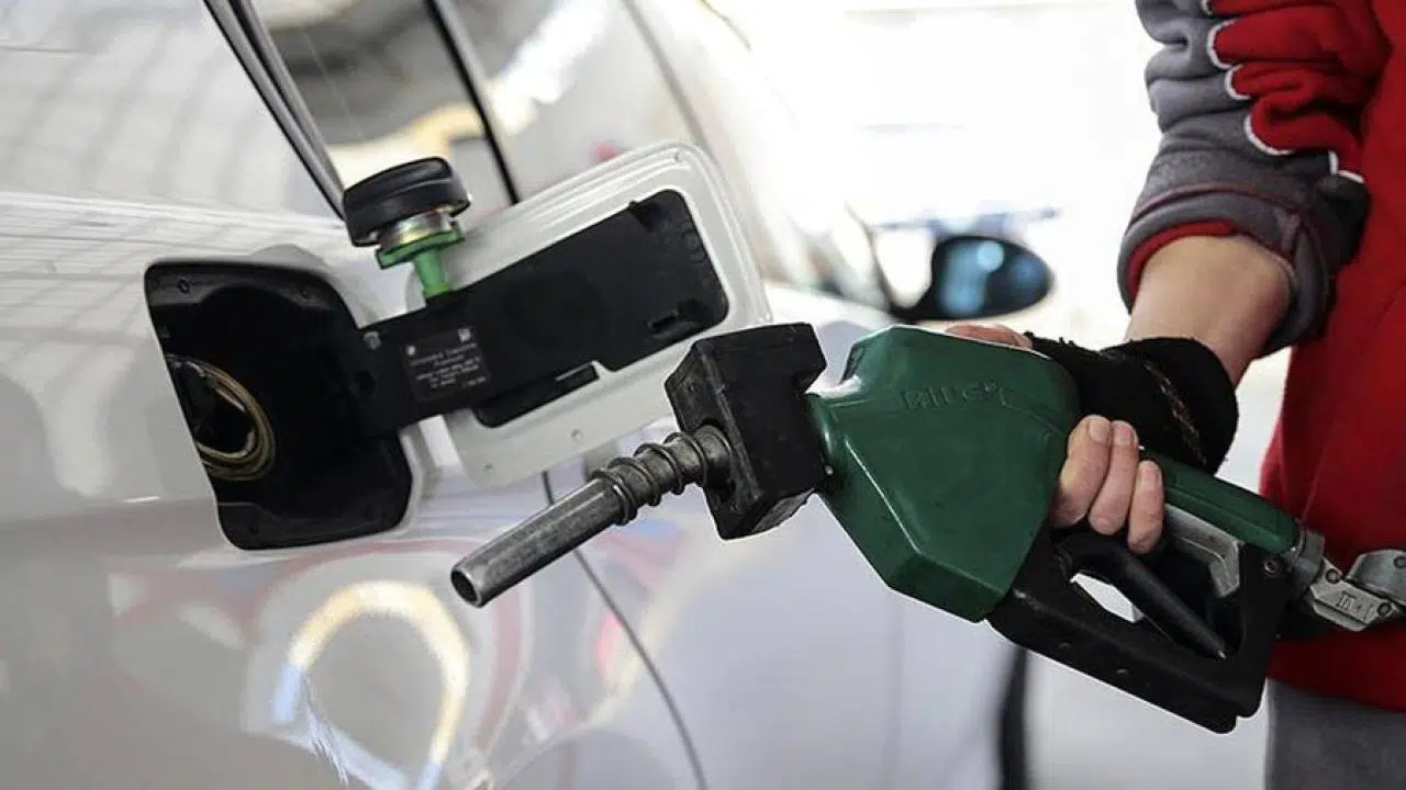 Akaryakıtta tabela değişti: Benzine zam geldi