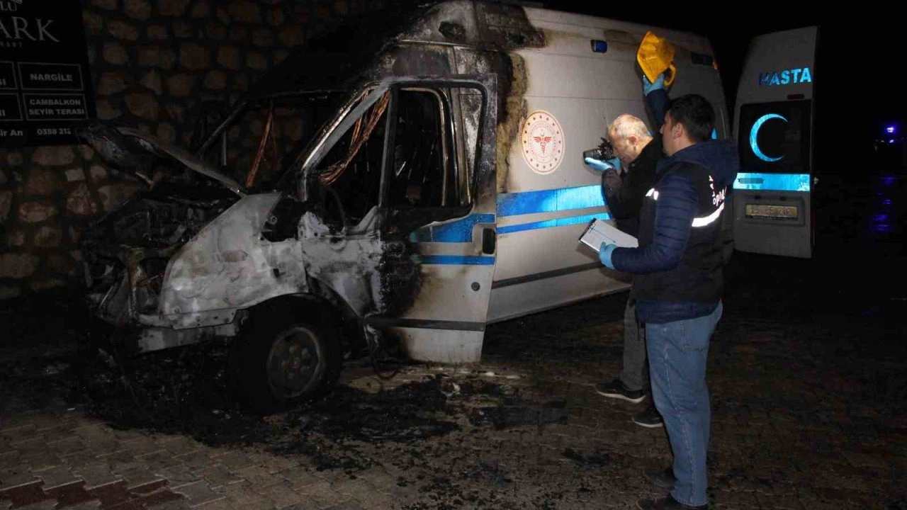 Ambulans alev aldı: Kahraman şoför, hasta ve yakınlarını kurtardı, oksijen tüplerinin patlamasını önledi