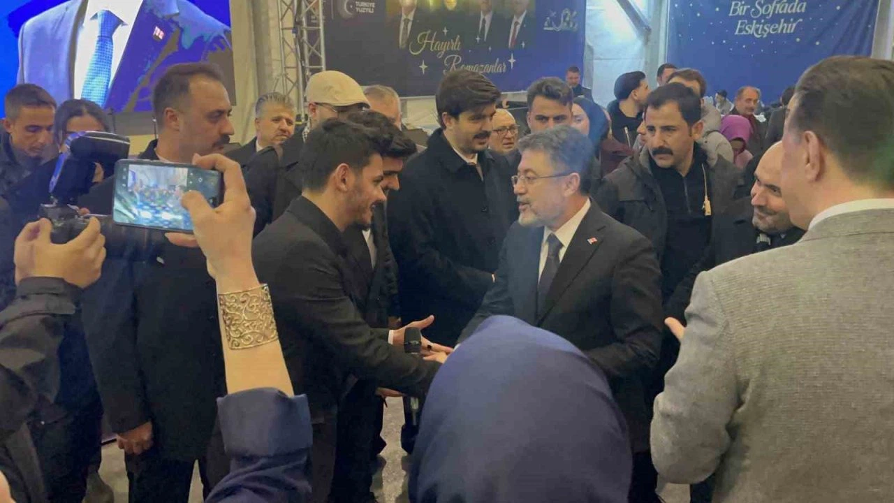 Bakan Yumaklı, gençlerle birlikte "Kabe’de Hacılar" ilahisini söyledi