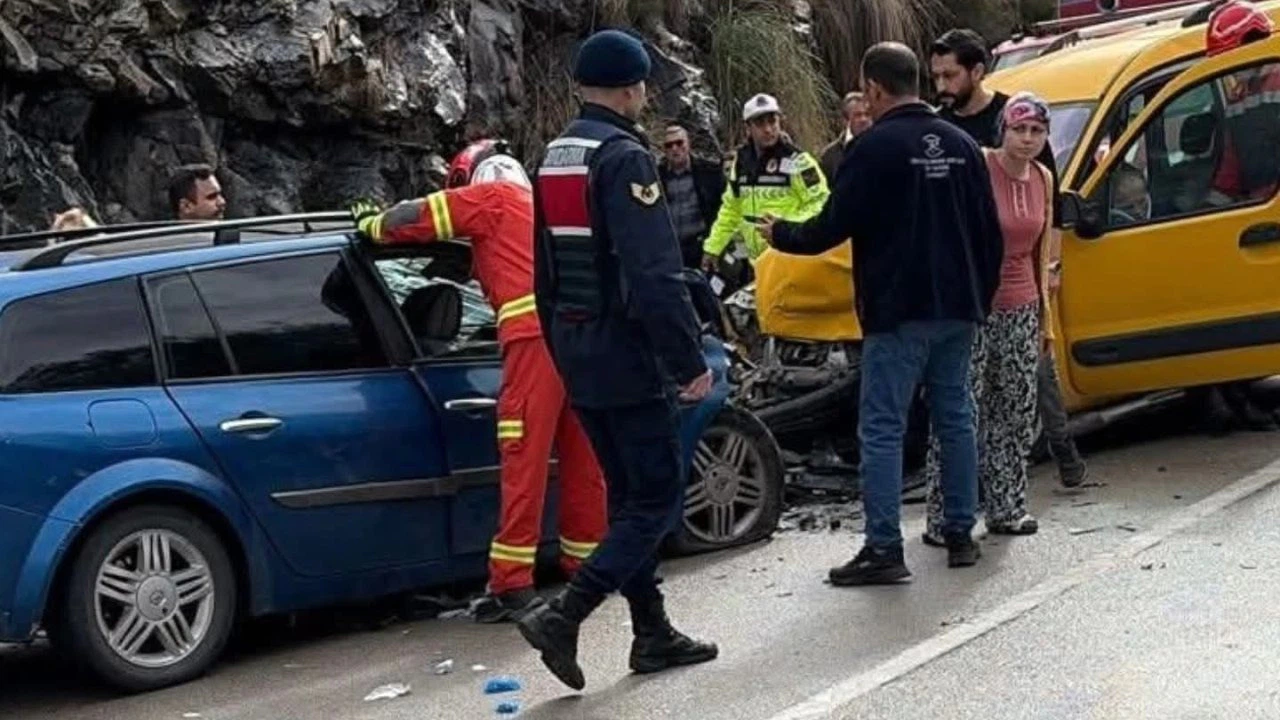 İki aracın kafa kafaya çarpıştığı kazada 2 yaşındaki çocuk hayatını kaybett: 6 yaralı
