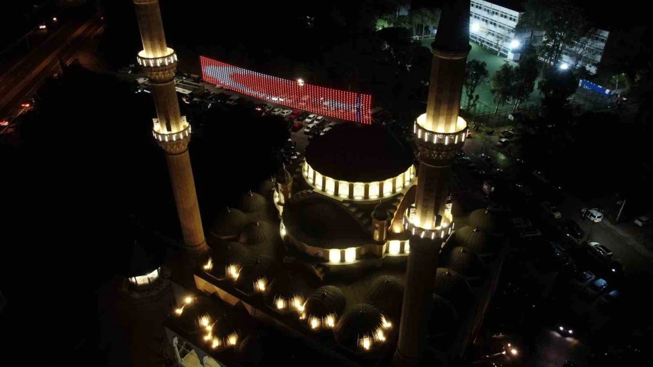 İzmir’de Ramazan ayının ilk teravih namazı kılındı