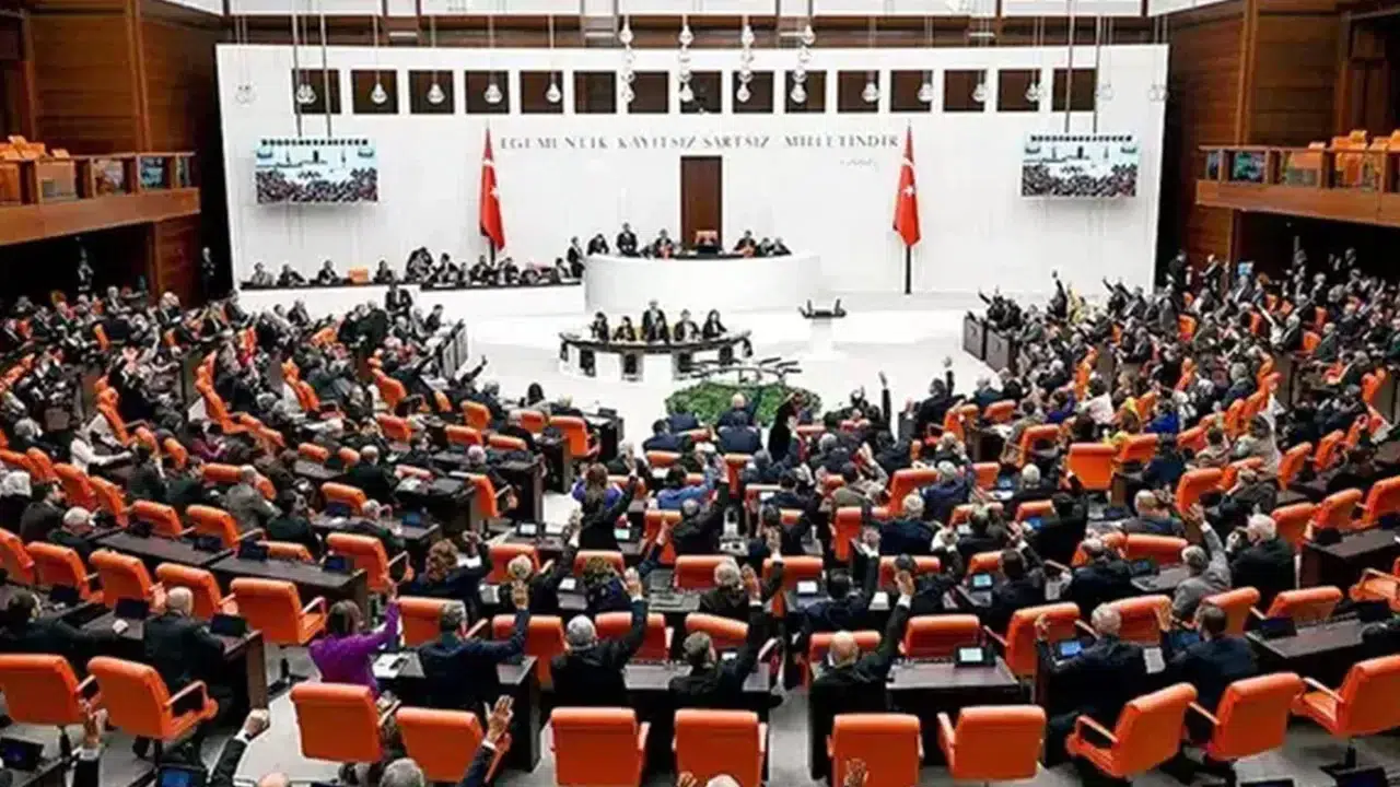'Laiklik' tartışmaları Meclis'e taşındı: CHP ve AK Parti grup başkanvekilleri arasında Laiklik Bildirisi ve fişleme gerginliği