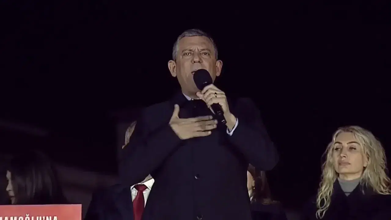 Özgür Özel, CHP'nin 88'inci mitinginde 19 Mart çağrısı yaptı: Ayakta mıyız? Eylemde miyiz?