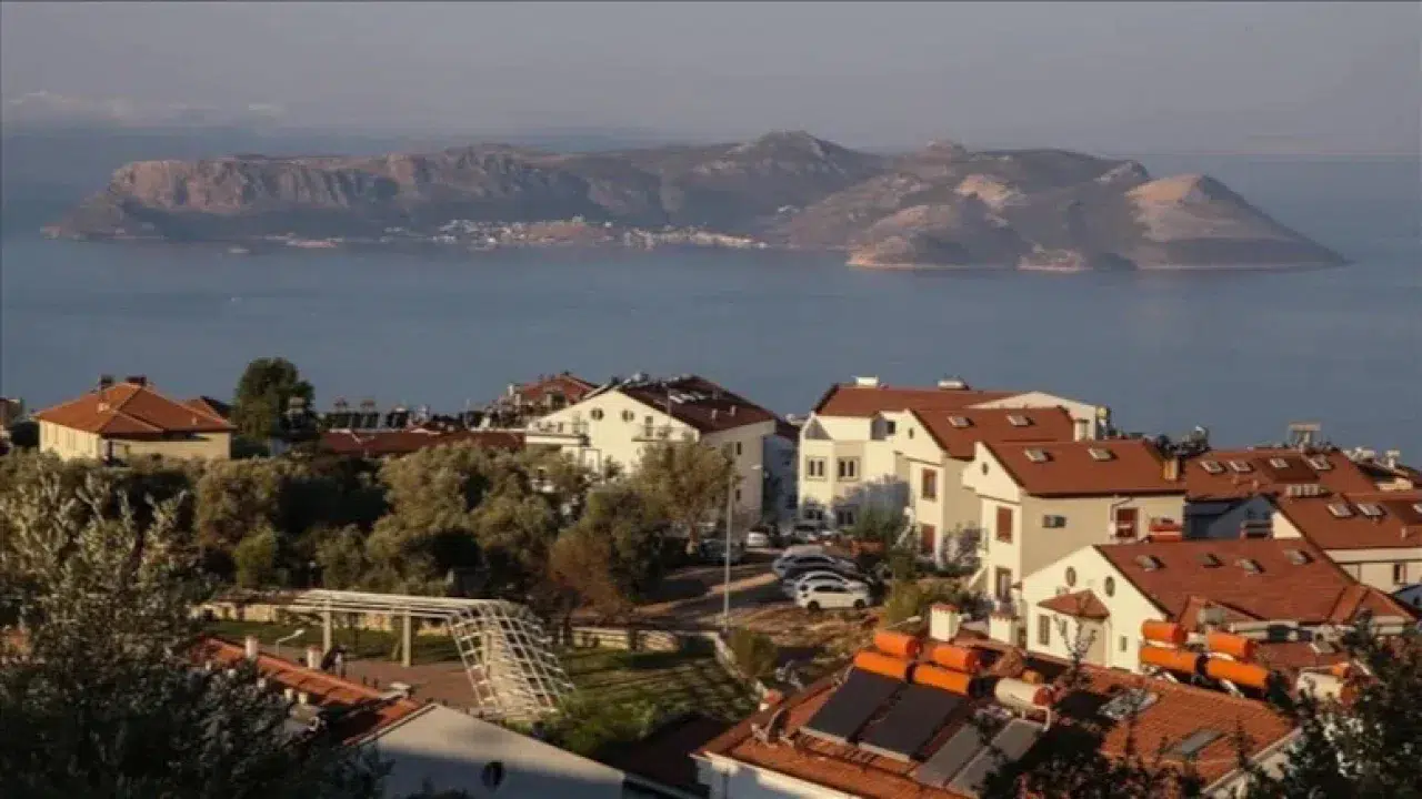 Türkler Yunanistan'da 'altın vize' rekoru kırdı