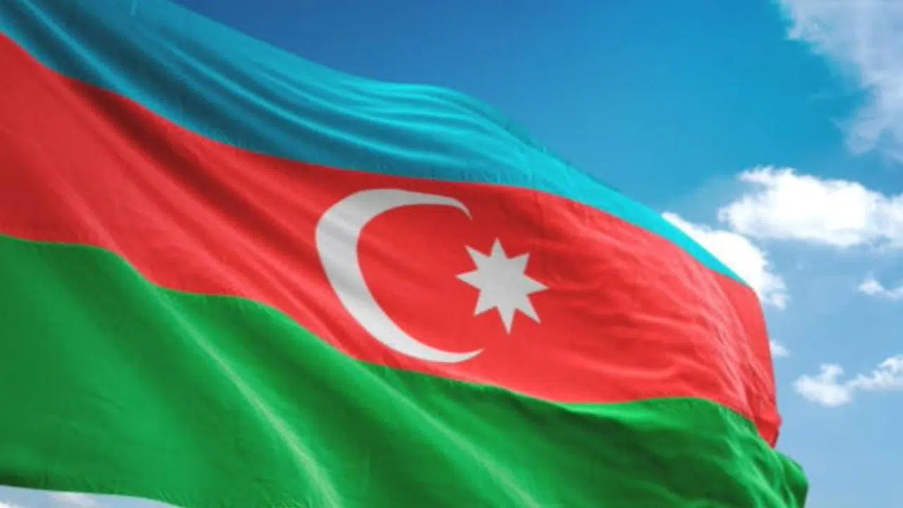 Azerbaycan İran'daki diplomatlarını geri çekti