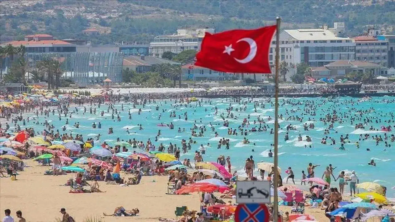 Ege'de turizm ara tatil ve bayramla hızlanıyor