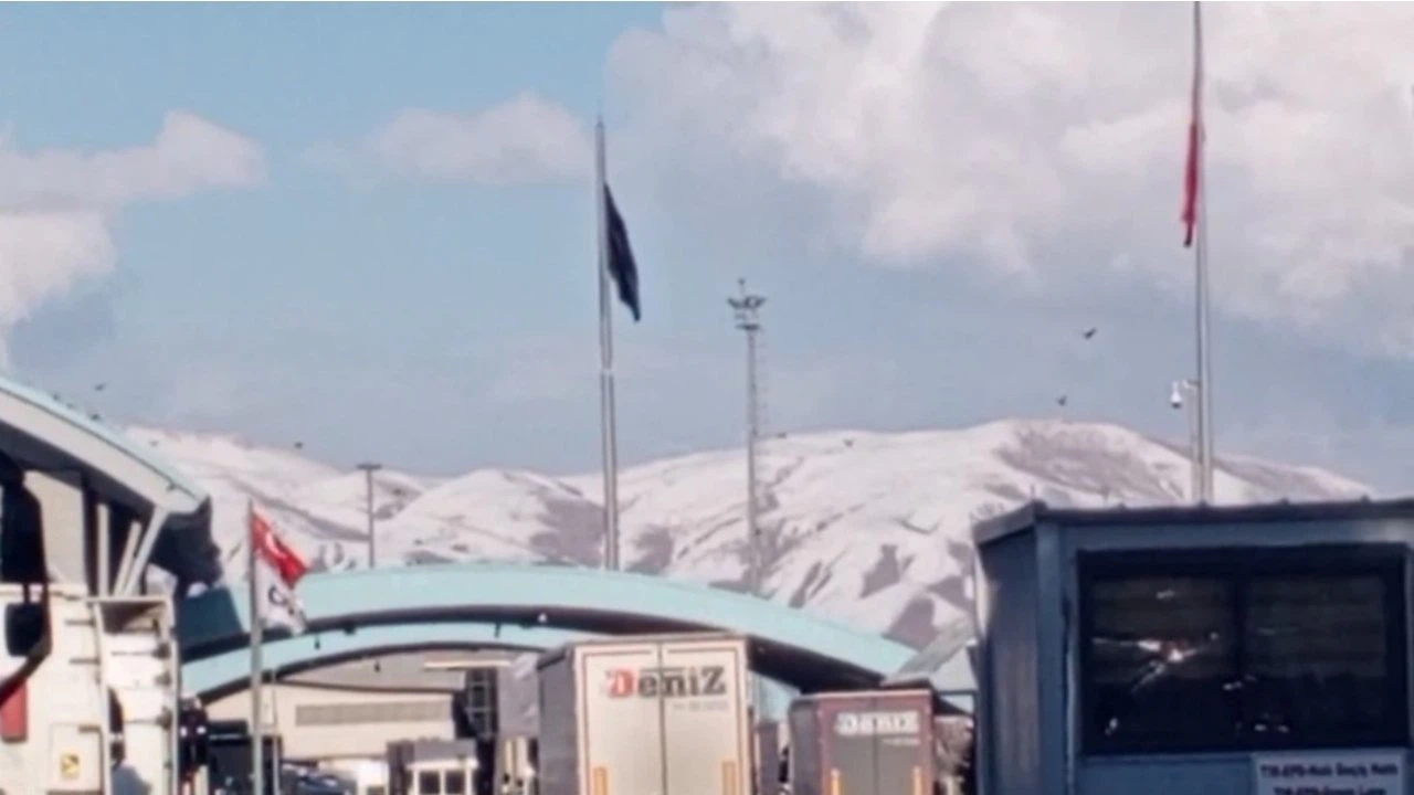 İran sınırındaki Esendere Sınır Kapısı’nda geçişlere kısıtlama getirildi