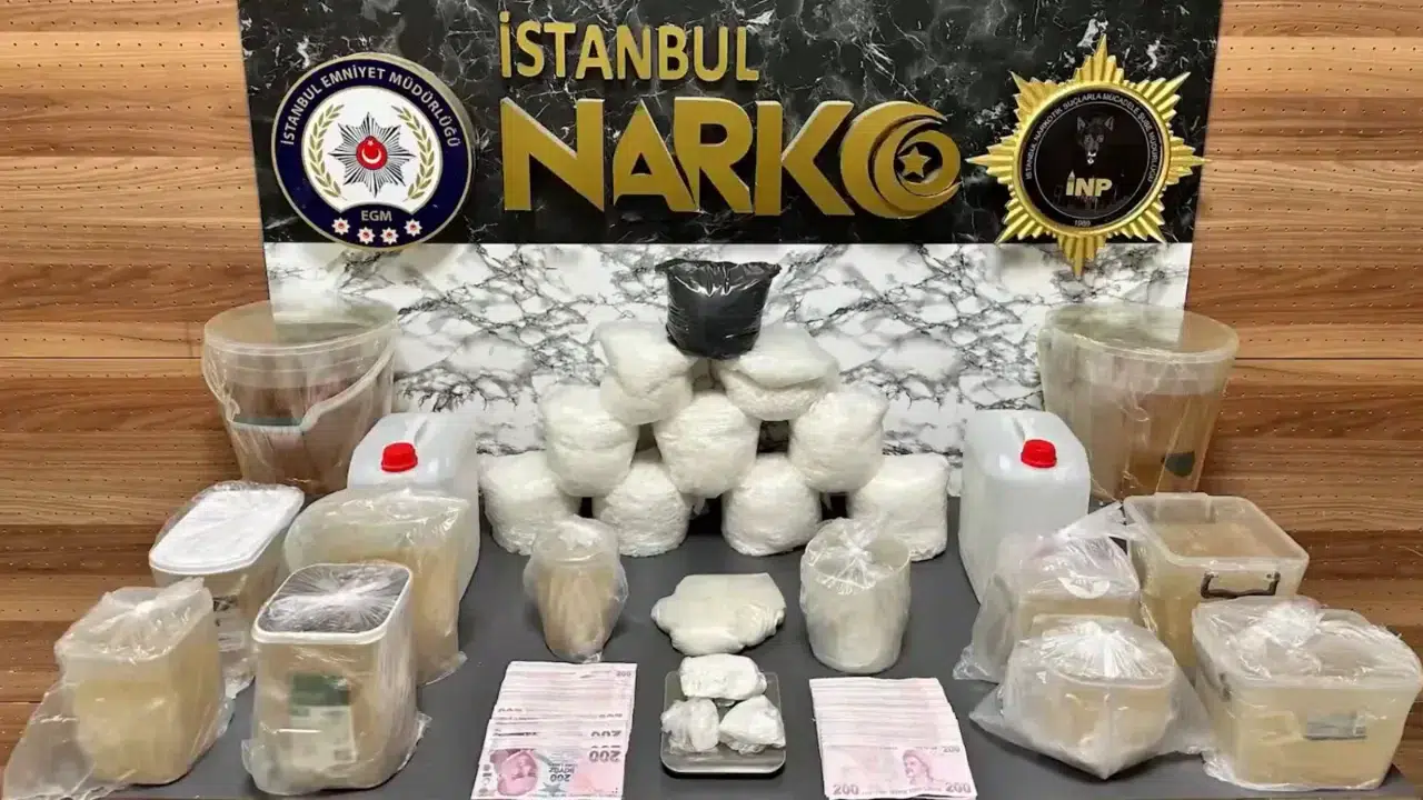 Türkiye genelinde uyuşturucu operasyonu: Yüzlerce kilo madde, yüzbinlerce hap ele geçirildi!
