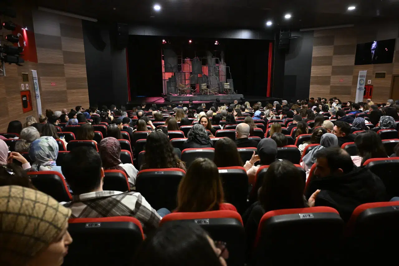 2. Uluslararası Mesir Tiyatro Festivali’nde Duygu Dolu Performans