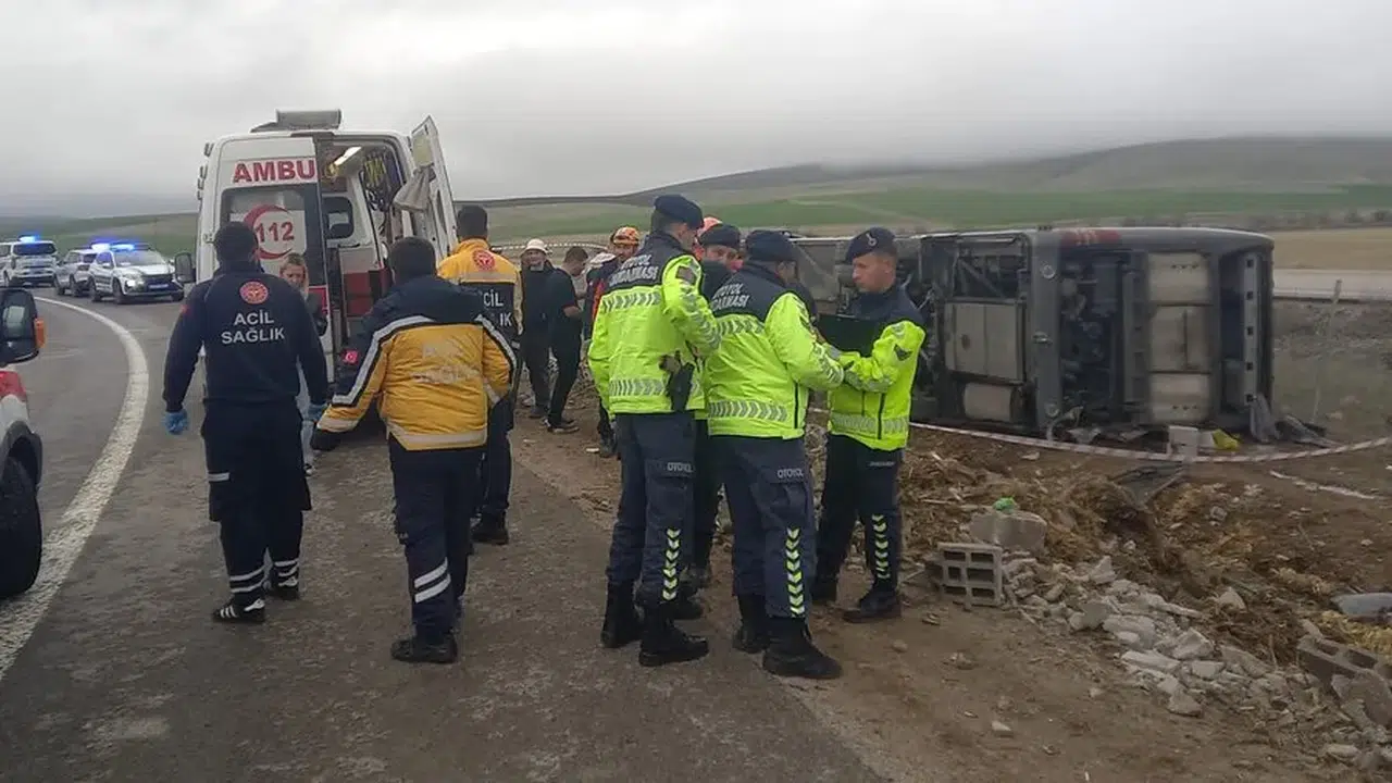Aksaray'da tur otobüsü devrildi: 20 yaralı