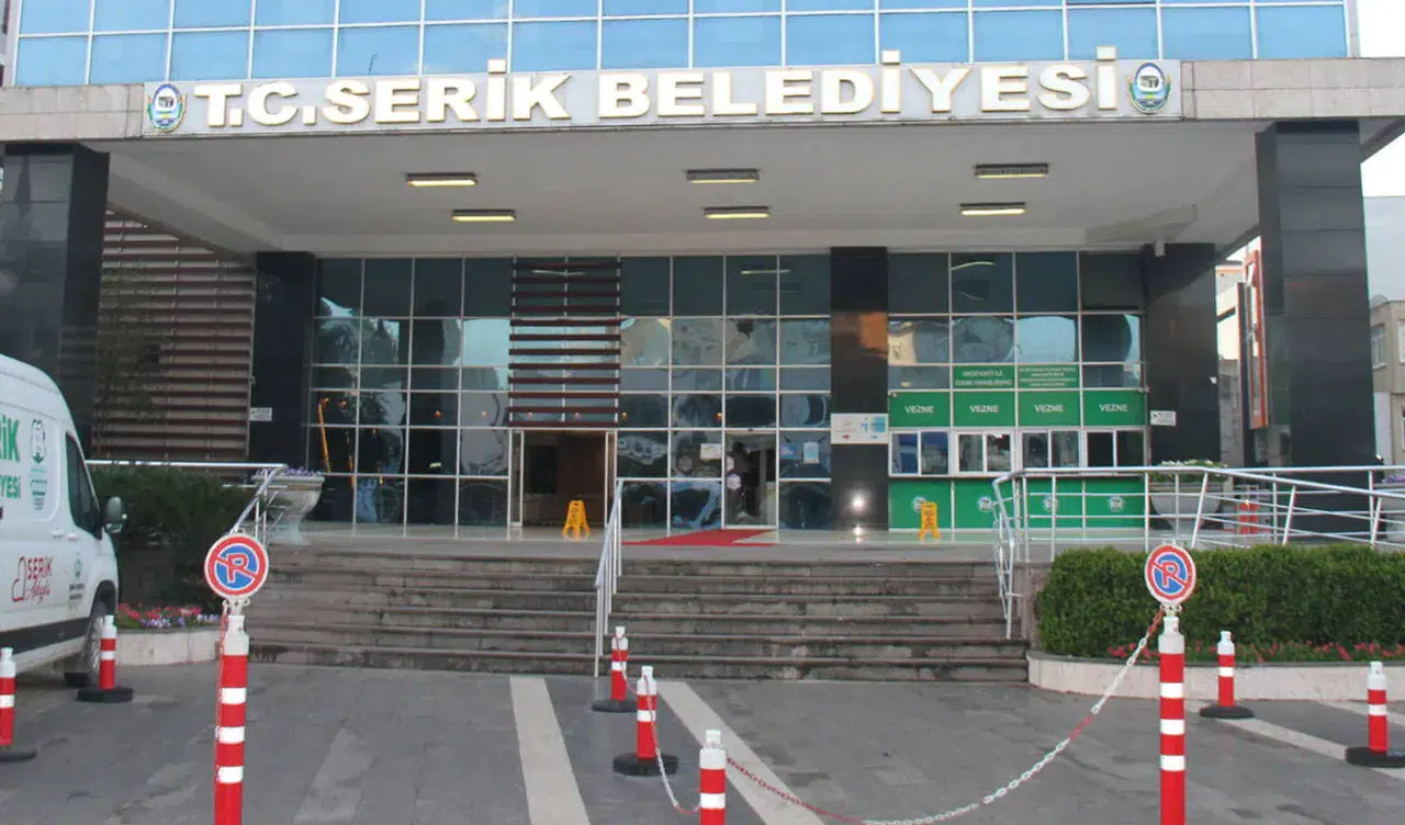 Serik Belediyesi'ne pompalı tüfekle saldırı!