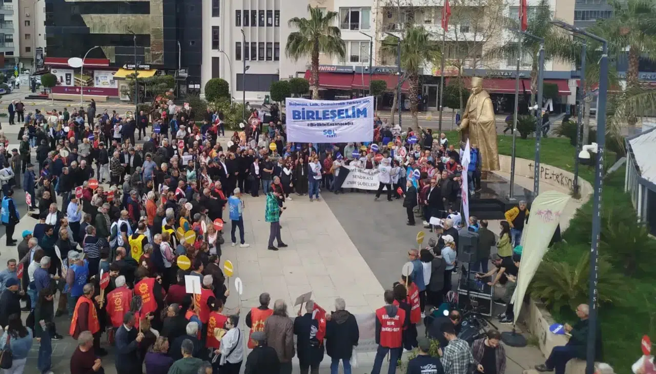 Narlıdere'de  ‘Laik Demokratik Bağımsız Türkiye’ yürüyüşü