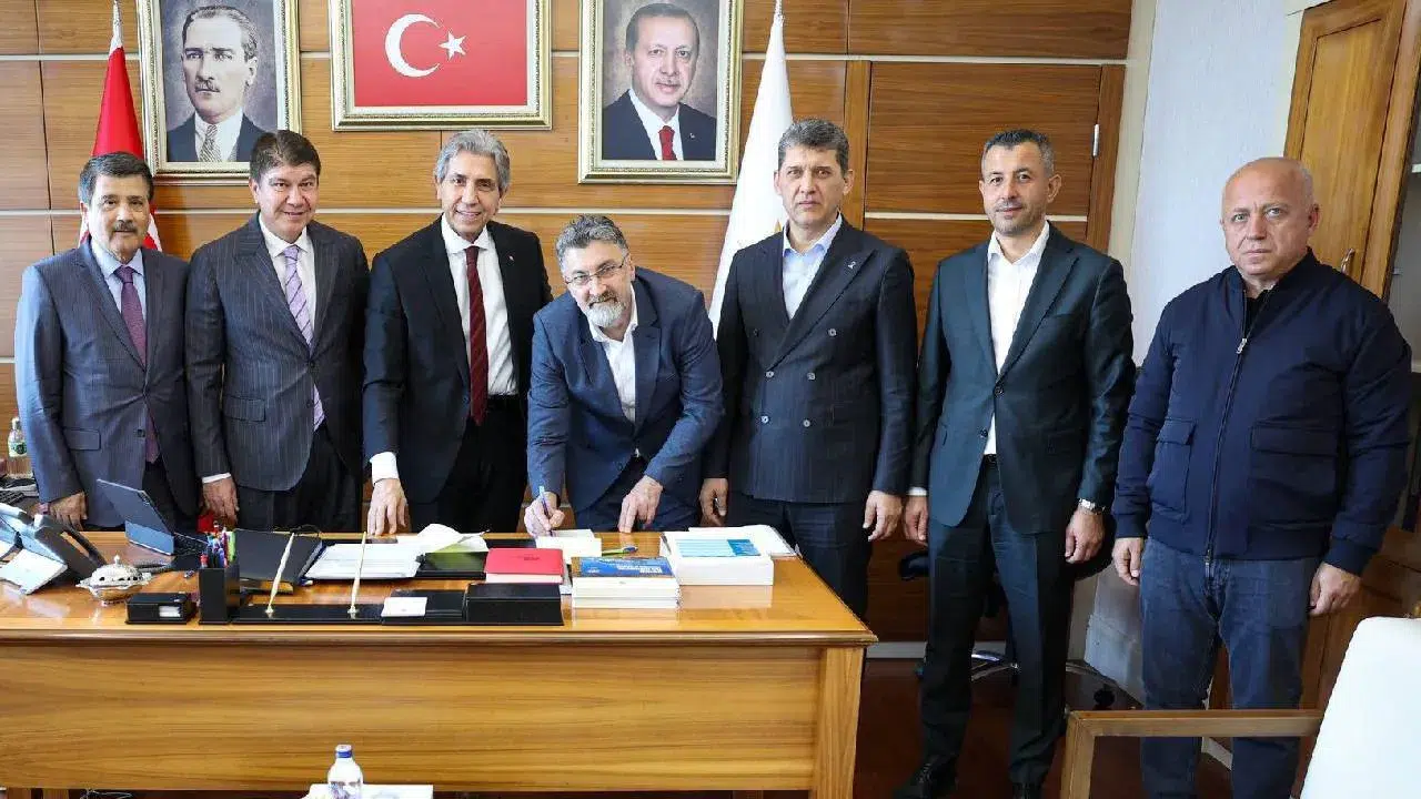 Serik Belediye Başkanı AK Parti saflarına katıldığını duyurdu