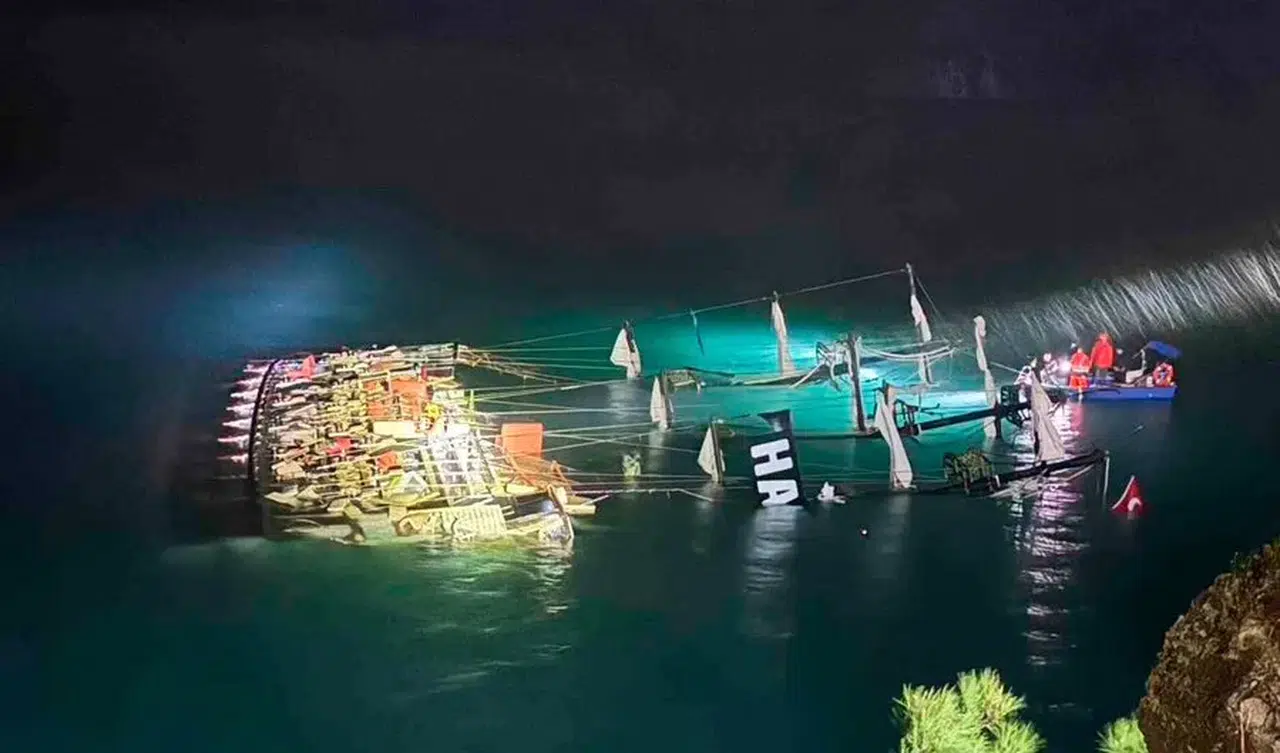 Fethiye’de tekne kayalıklara çarparak battı: 6 kişi kurtarıldı, 1 kişi kayıp