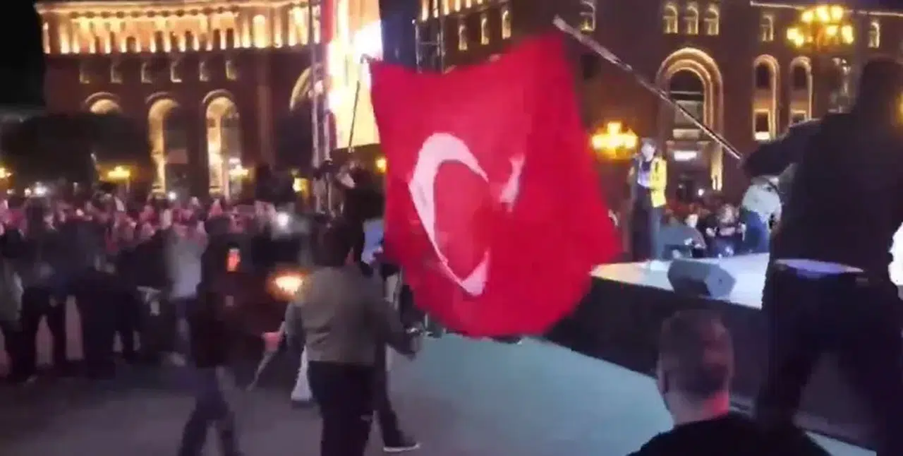 Erivan'da Türk bayrağı yakıldı: Paşinyan 'Provokasyon' diyerek kınadı
