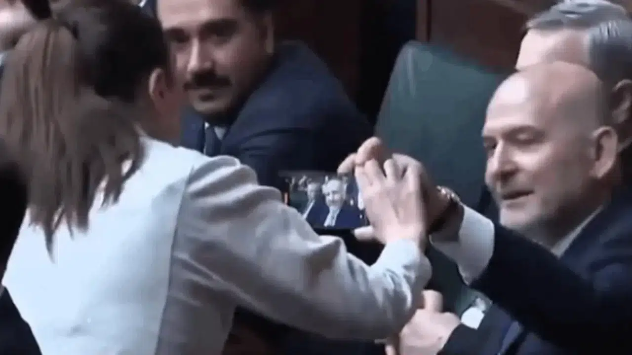 Süleyman Soylu, Gülistan Doku sorusunu fiziki müdahaleyle susturdu