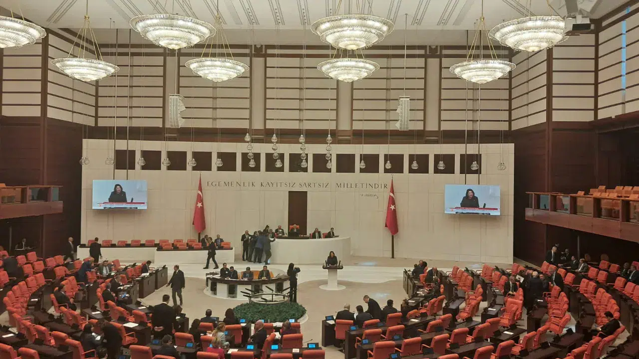 TBMM'de Yoklama Krizi: Celal Adan'dan Sert Tepki Geldi