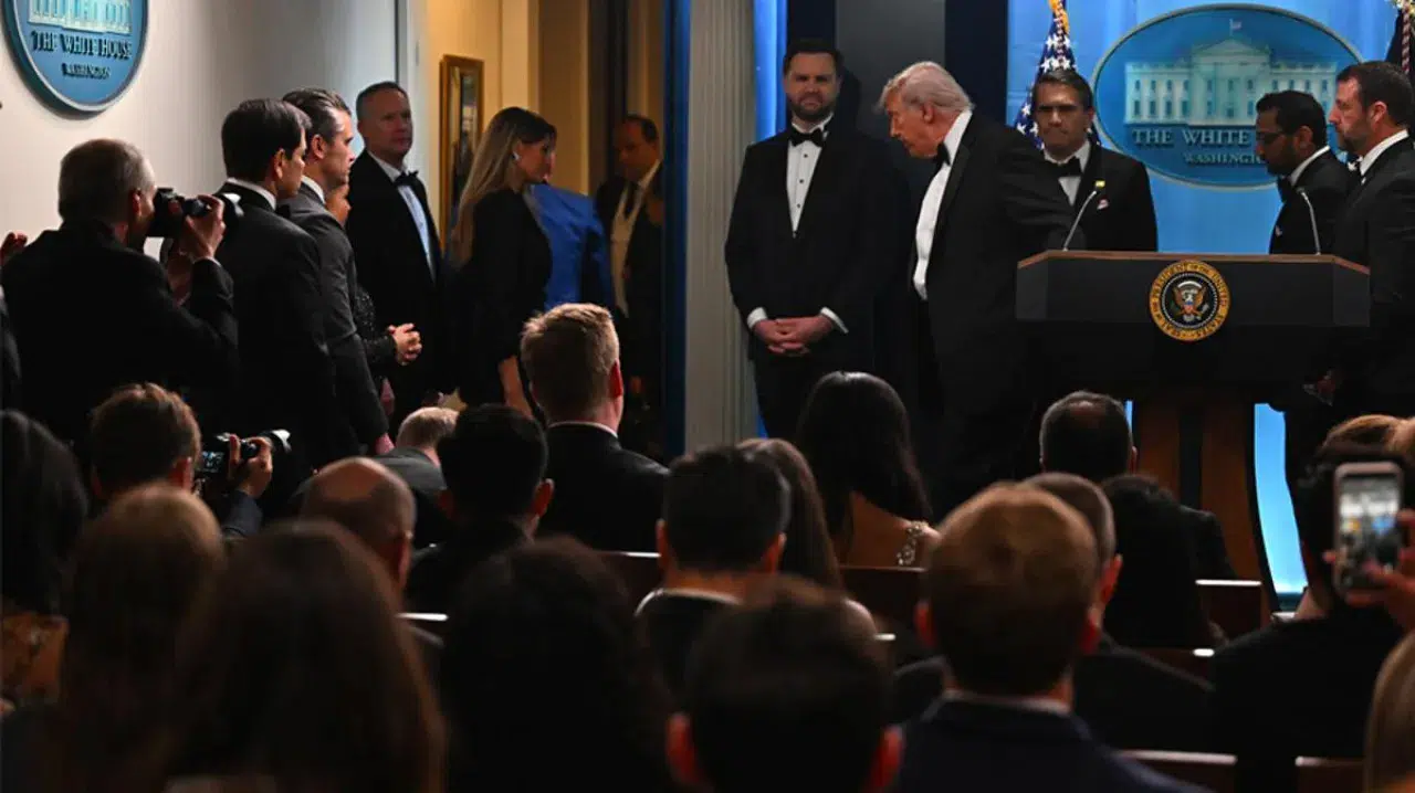 Beyaz Saray muhabirleri yemeğinde panik: Trump apar topar salondan çıkarıldı