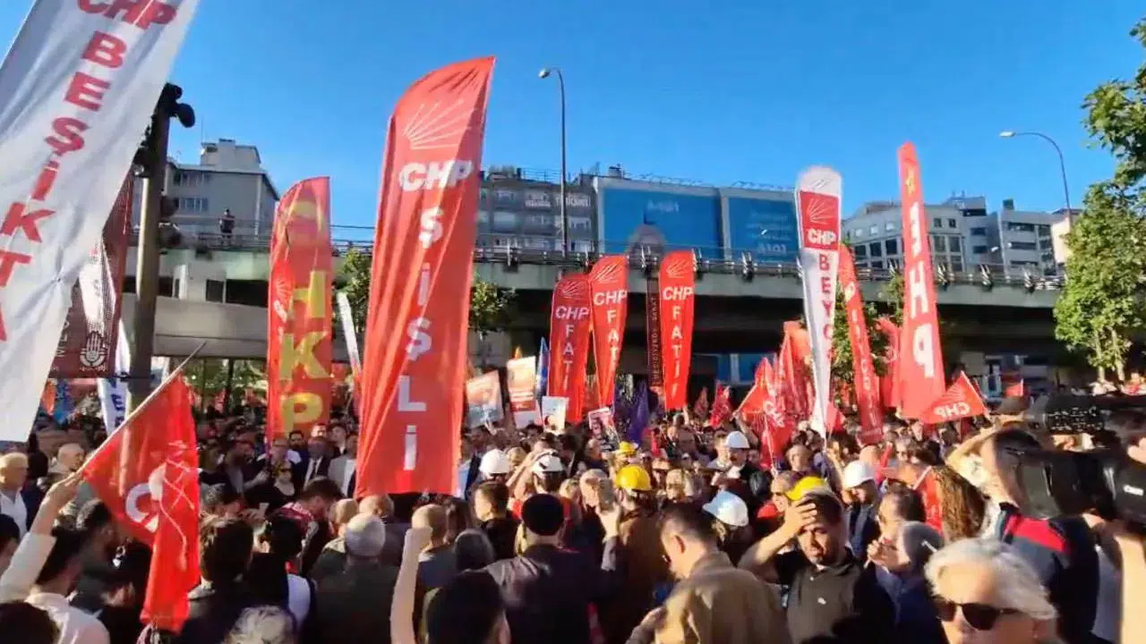 CHP İstanbul'da tahliye kararına karşı protestolarını sürdürüyor