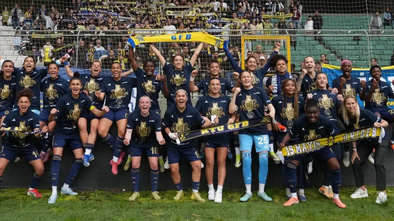 Fenerbahçe ArsaVev şampiyonluk kupasını Kadıköy'de kaldırıyor