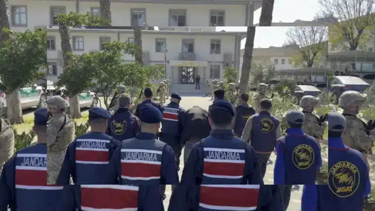 Annesini öldüren adamın arkadaşını evindeki kanlı mont ele verdi