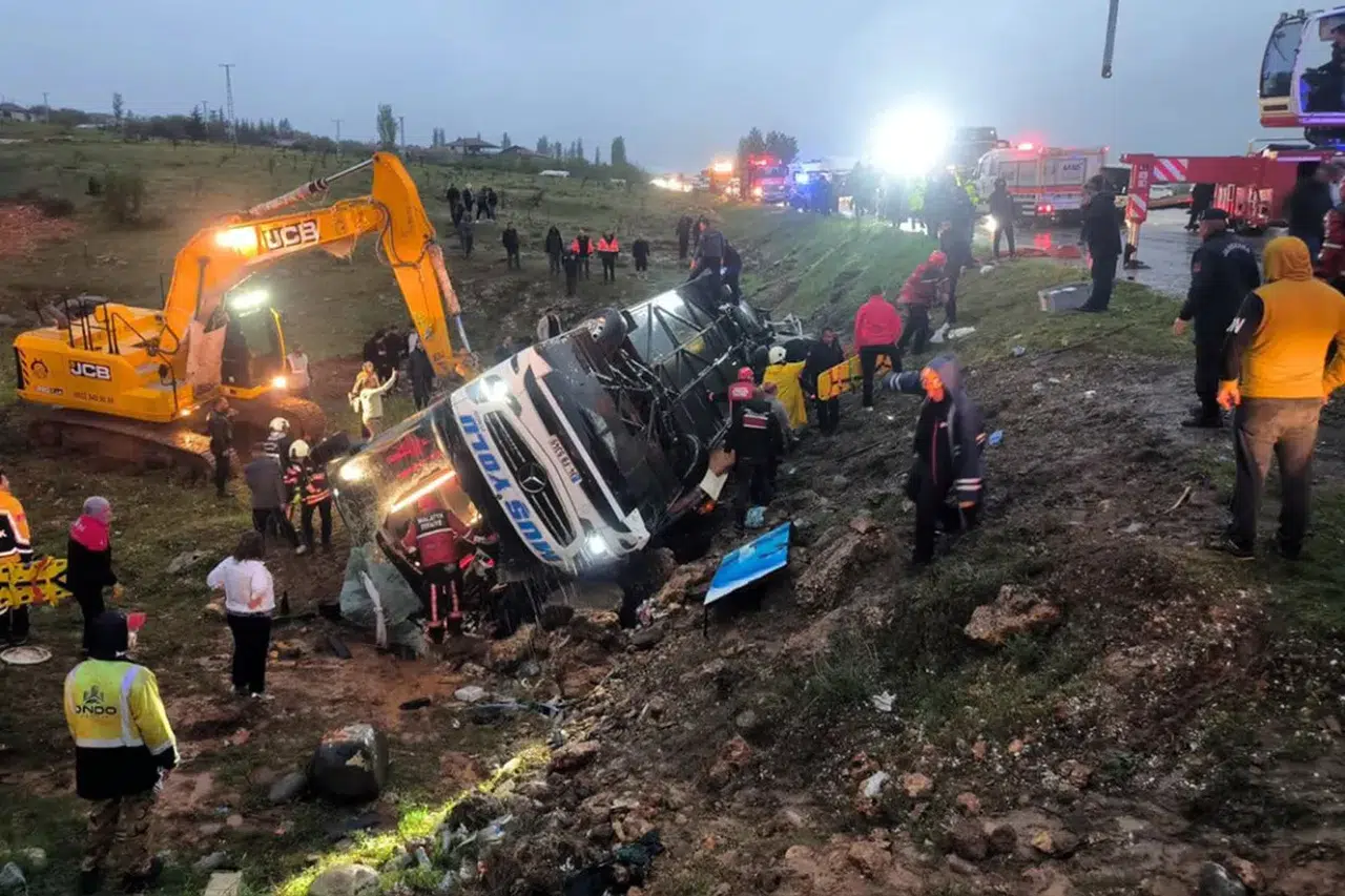 Malatya'da yolcu otobüsü şarampole devrildi