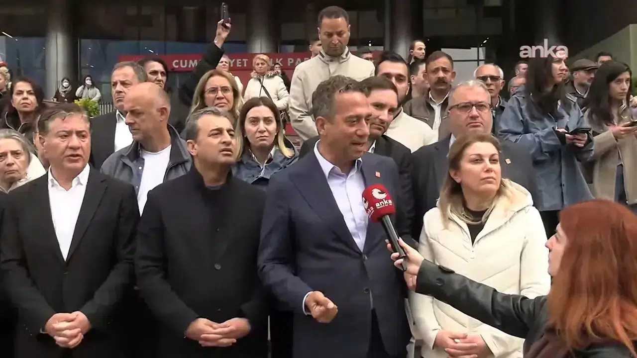 CHP genel merkezi'nde arbede çıktı