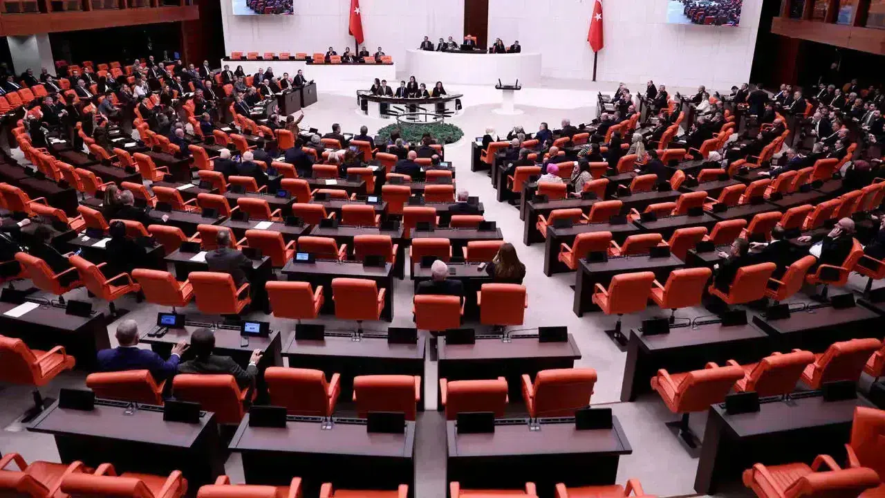 Meclis'teki partiler milletvekillerine yönelik saldırılar için iktidarı göreve çağırdı