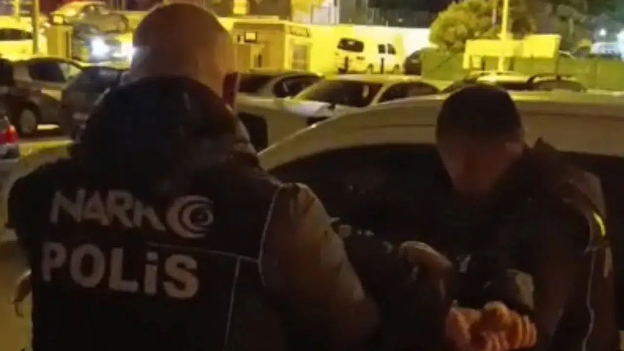 Kırmızı Bültenle Aranan Uyuşturucu Baronu Mersin'de Saklandığı Evde Yakalandı