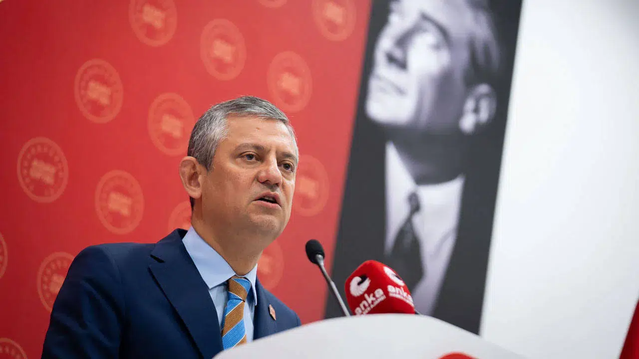 CHP Genel Başkanı Özel'den genel merkez önüne toplanma çağrısı