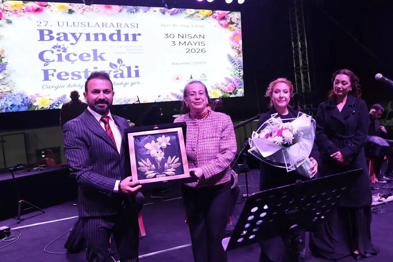 Bayındır Çiçek Festivali’nde Türkü Dolu Gece: Hüseyin Turan Sahne Aldı