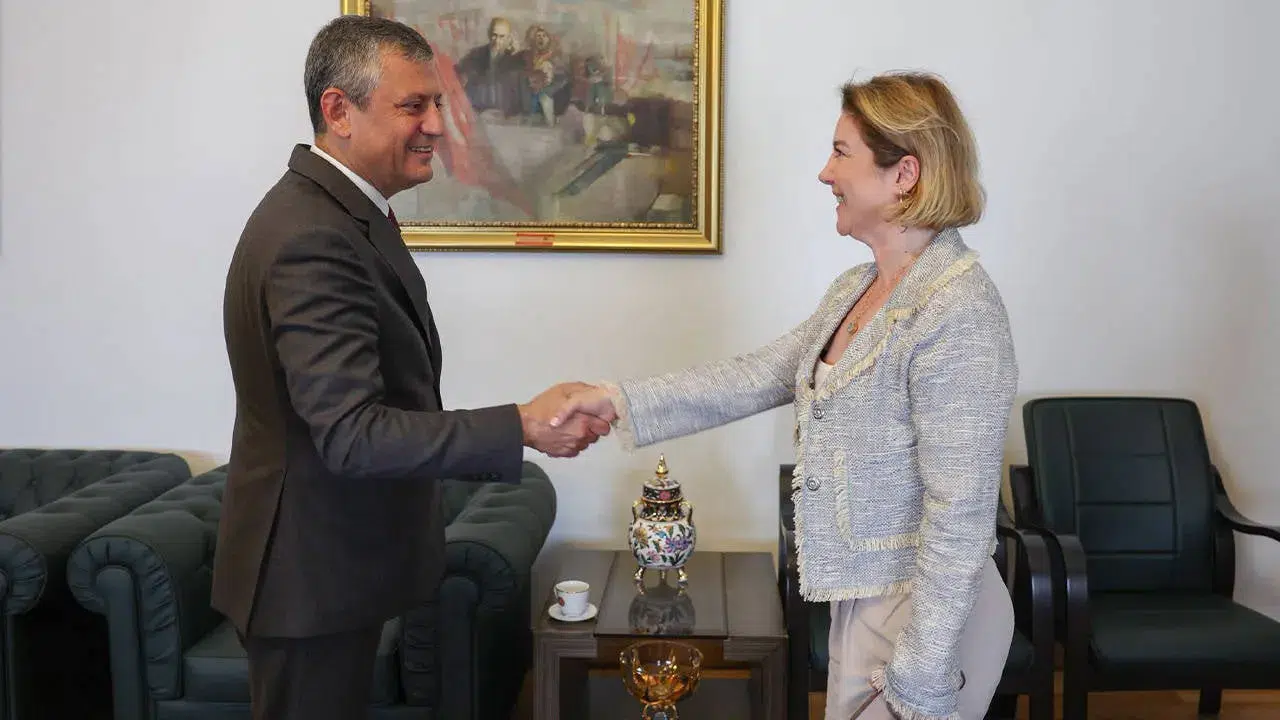 Çorlu tren faciasında oğlunu yitiren Mısra Öz, CHP'ye katıldı