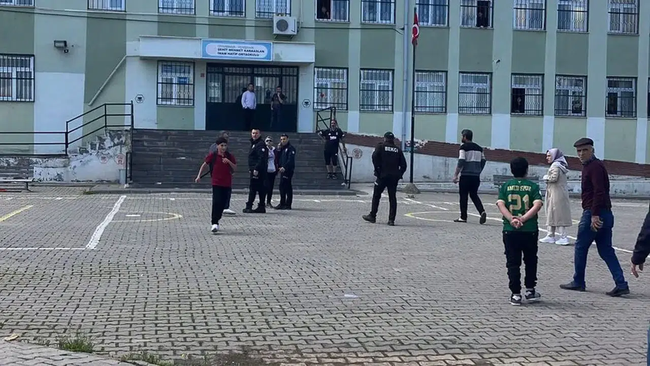 Öğrenciler tahliye edildi: Diyarbakır'da okul önünde silah sesleri