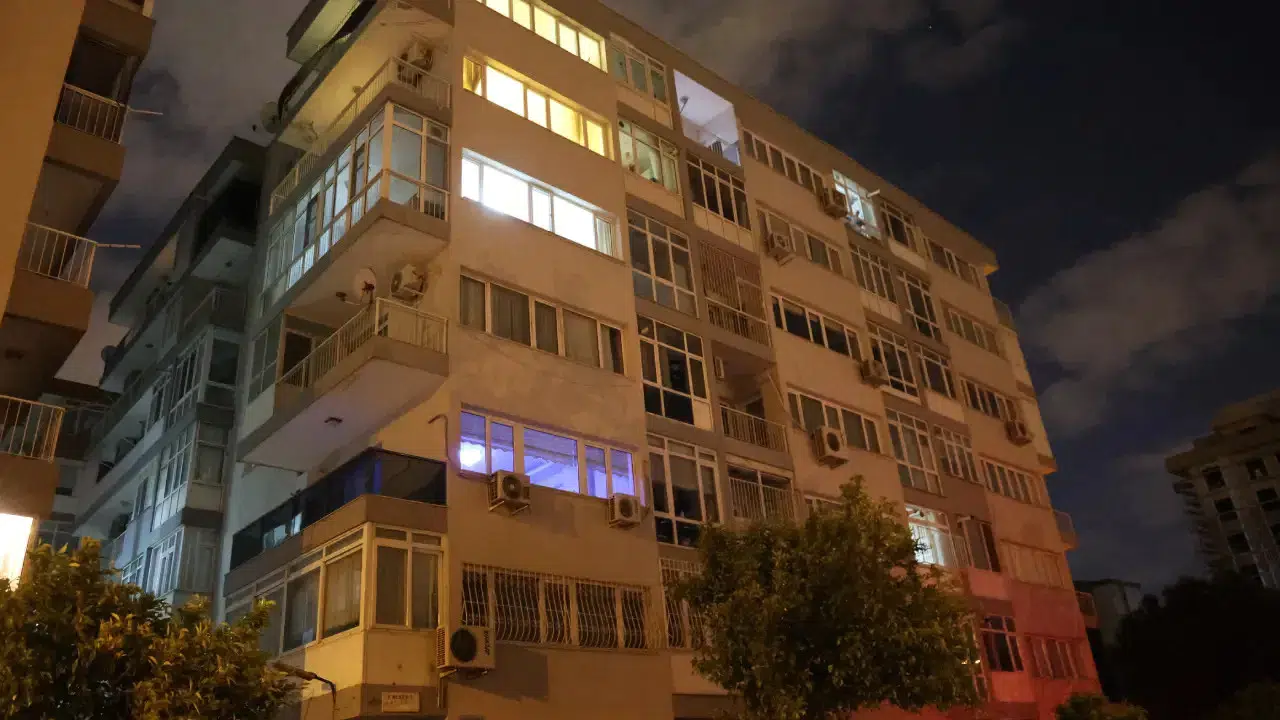 İzmir'de 73 yaşındaki baba tartıştığı oğlunu bıçaklayarak öldürdü