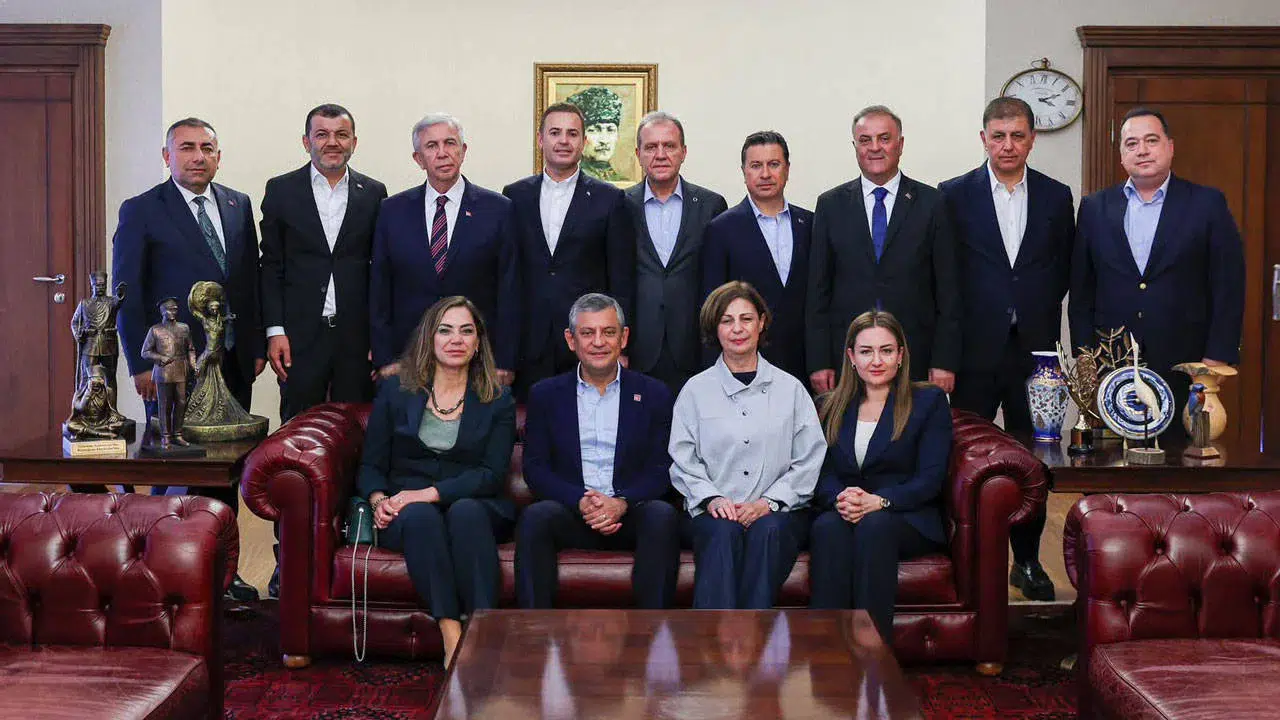 CHP'li büyükşehir belediye başkanlarından Özgür Özel'e destek: "45 gün içinde kurultay" çağrısı yapıldı