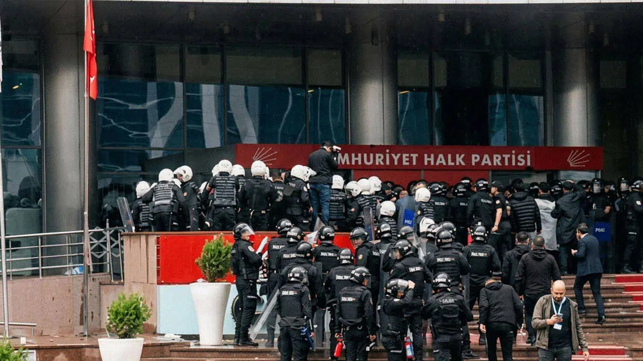 Kılıçdaroğlu'nun CHP Genel Merkezi'nde yaşananlar hakkında suç duyurusunda bulunacağı iddia edildi