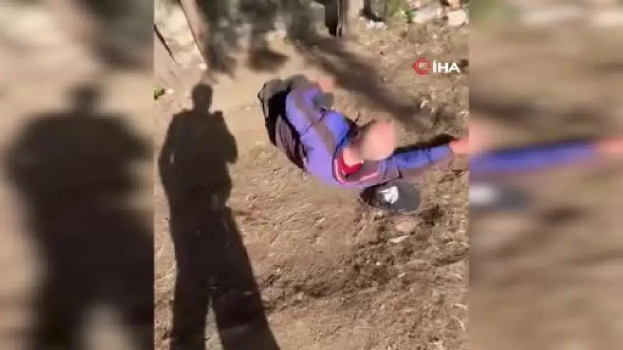 Buca'da sokakta uyuyan yaşlı adama tekme atan zanlılar yakalandı