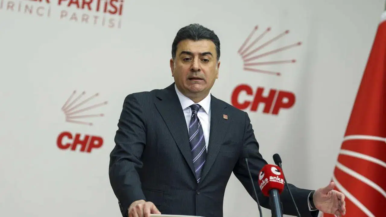 CHP'den casusluk resti: 'Bizden ajan çıkmaz' diyerek o fotoğrafı kürsüden gösterdi