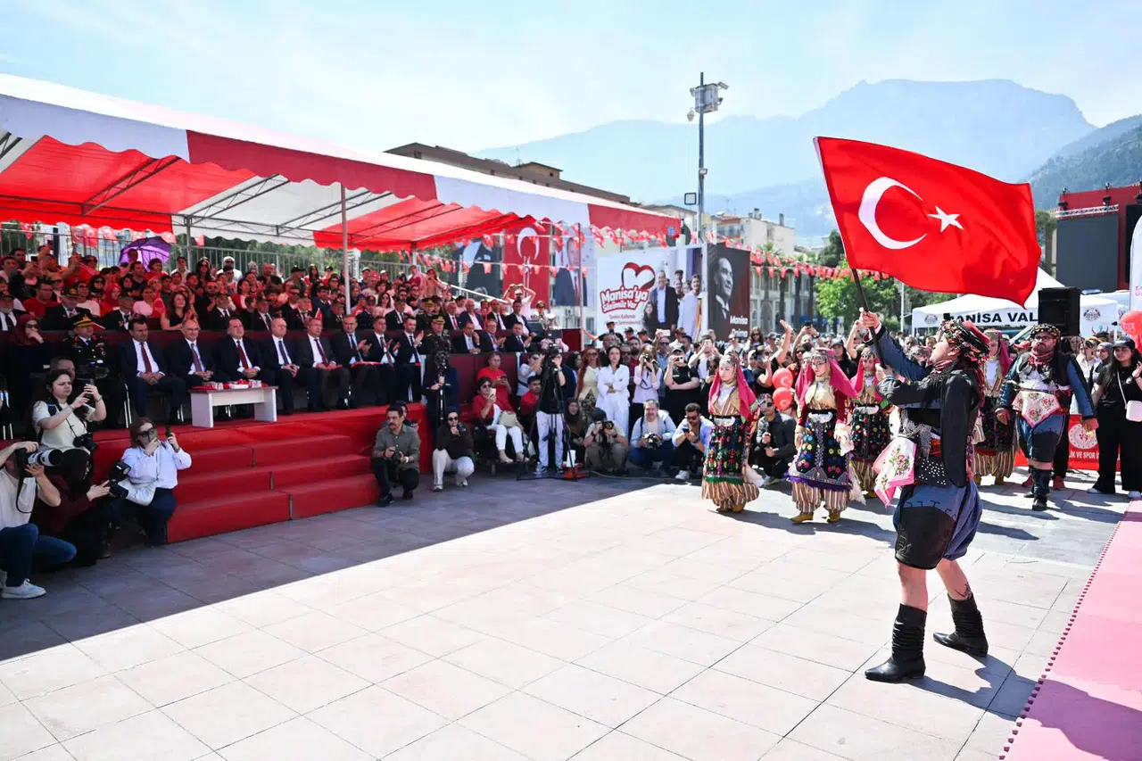 Manisa'da 19 Mayıs Coşkusu Cumhuriyet Meydanı'na Taştı