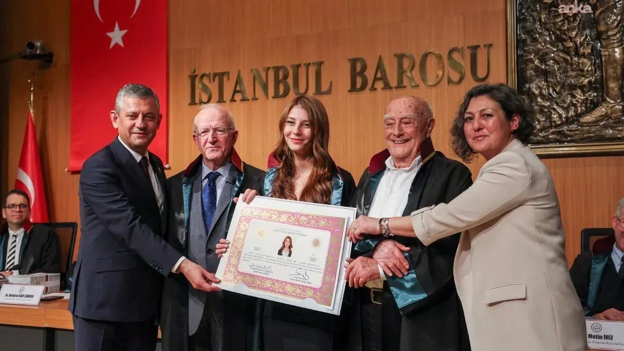 Özgür Özel Kızı İpek Özel'in En Mutlu Gününde Yanındaydı