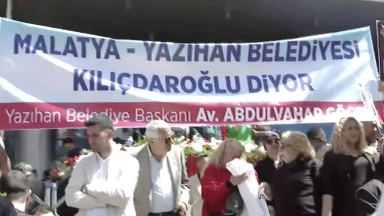 CHP'den ihraç edilen Göçer'den Kılıçdaroğlu'na pankartlı karşılama
