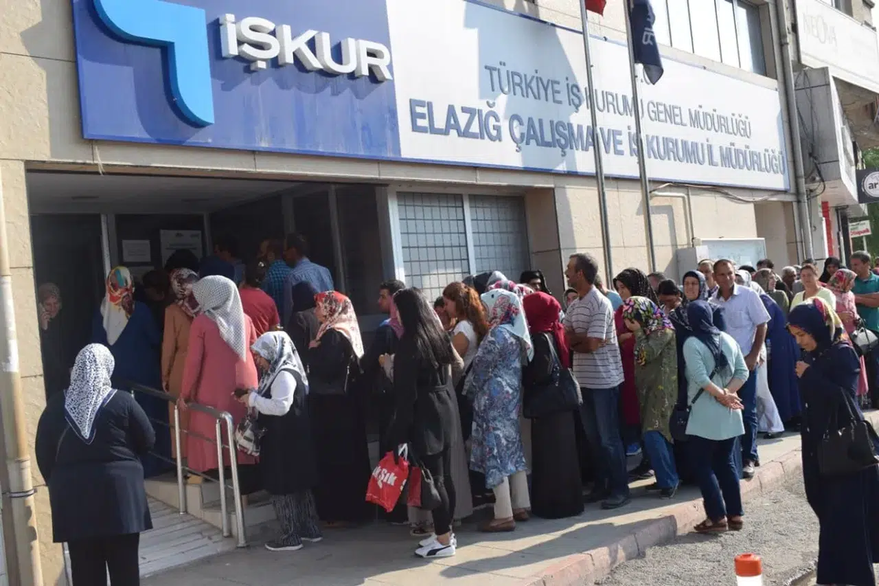 Açlık Sınırının Altında Kalan Binlerce Emekli İŞKUR'a Koştu