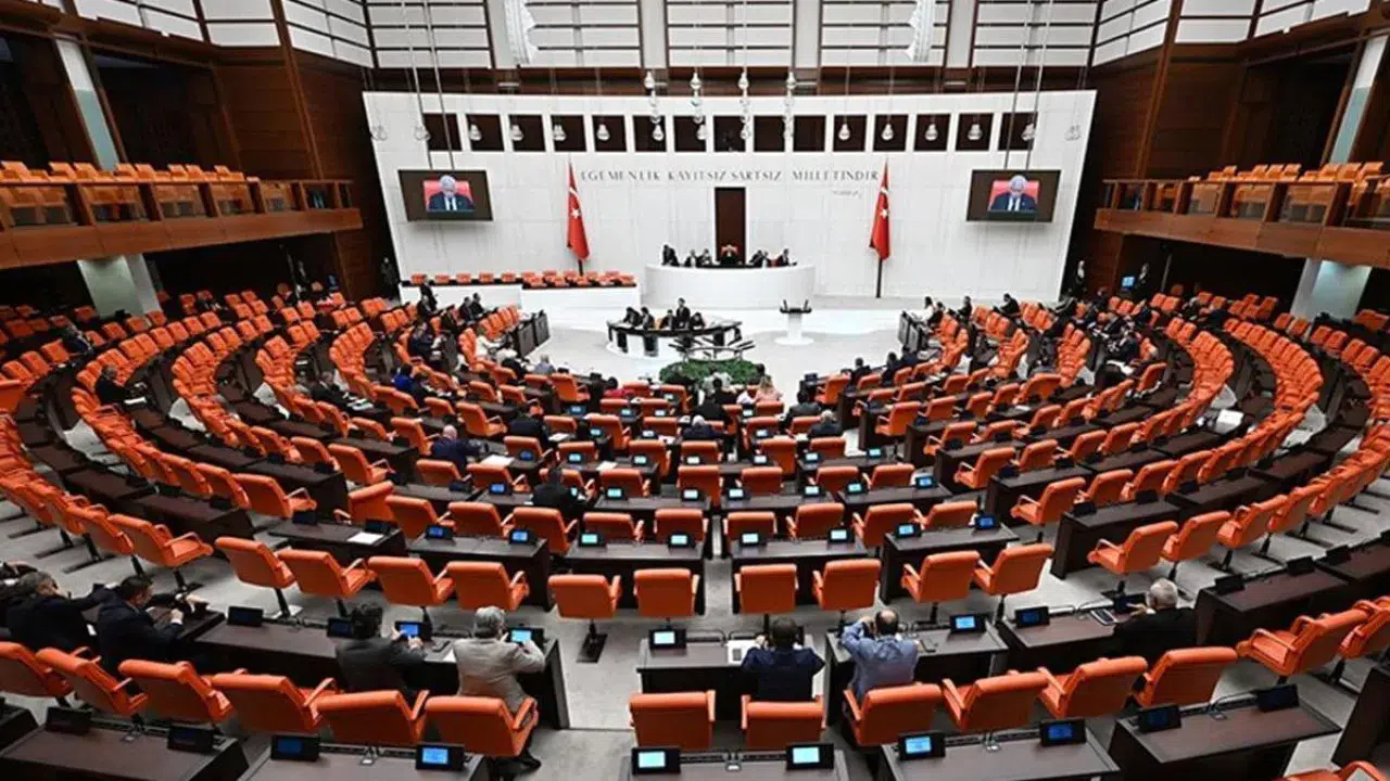Fahiş Aidat Devri Resmen Bitti! O Yasa Bu Gece Meclis'ten Geçti, Ödemeleriniz Tamamen Değişiyor