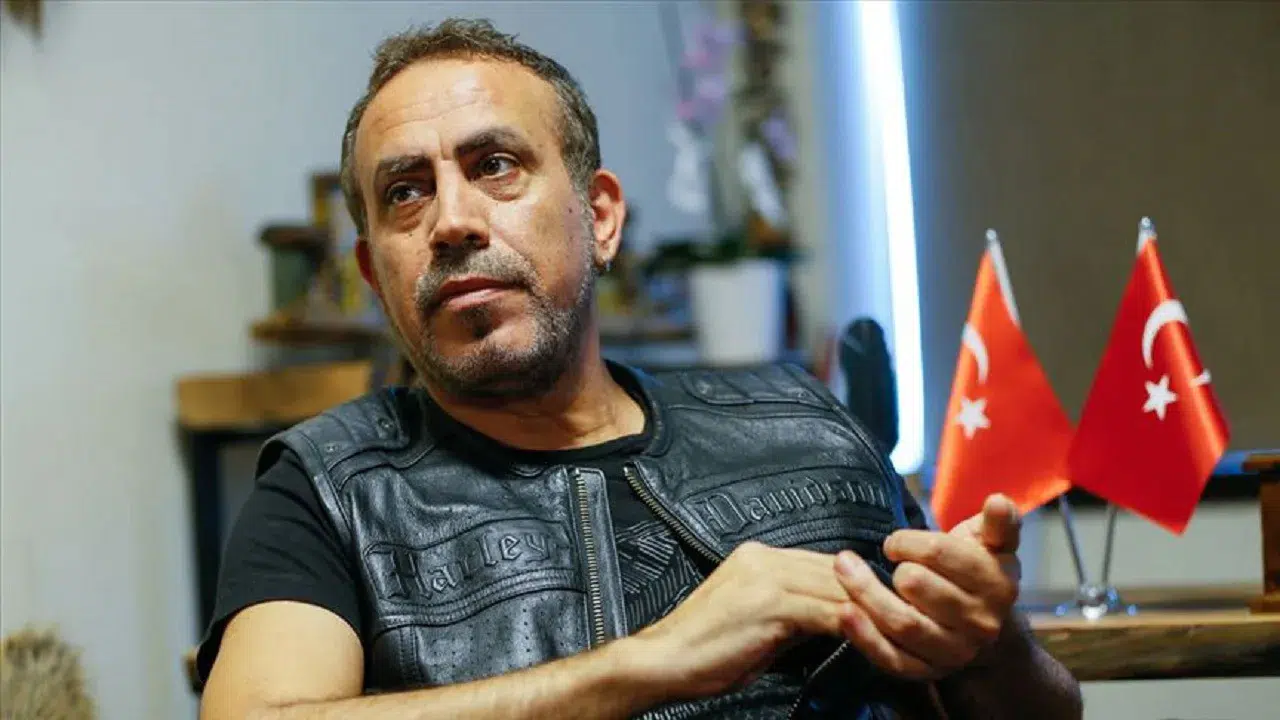 Doktorları dinlemedi, sahnede midesini tutarak özür diledi