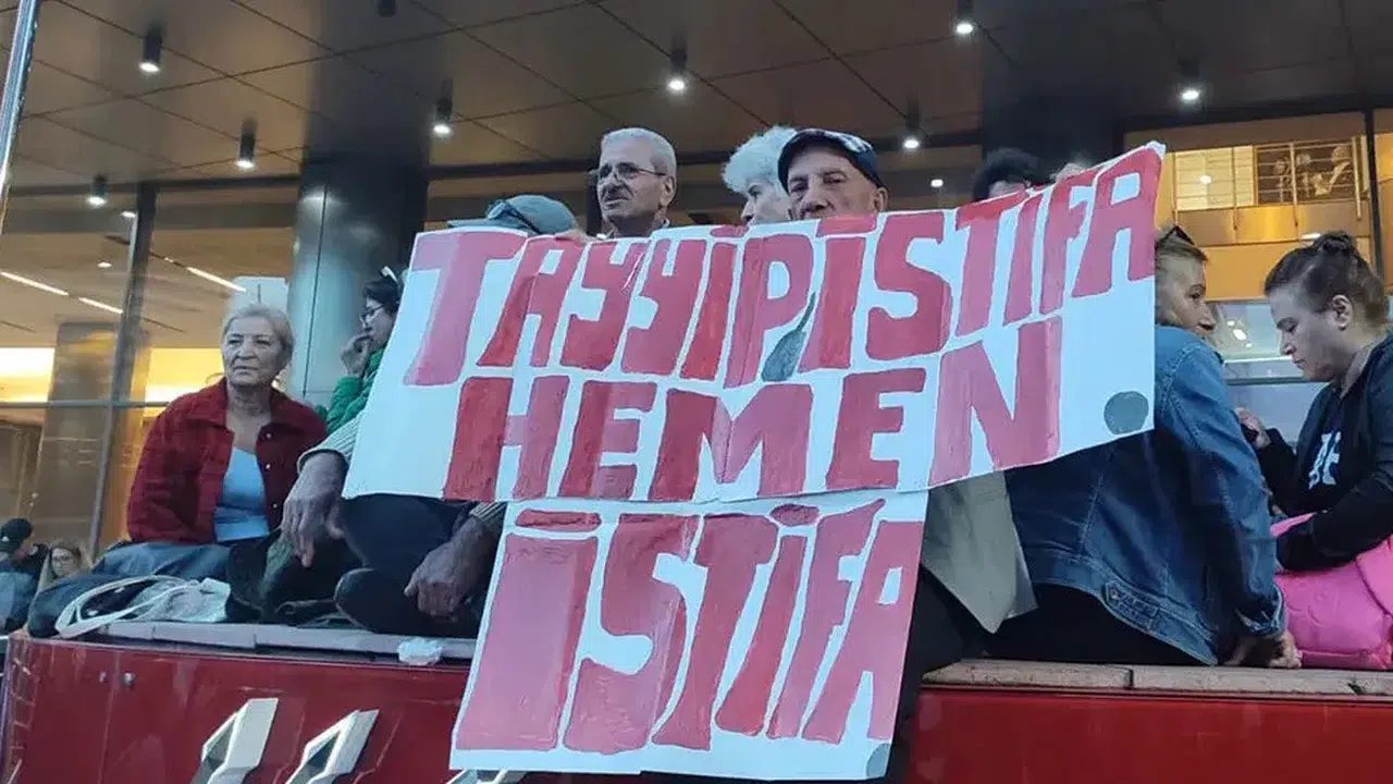Özgür Özel'in çağrısının ardından partililer CHP Genel Merkezi'nde toplandı