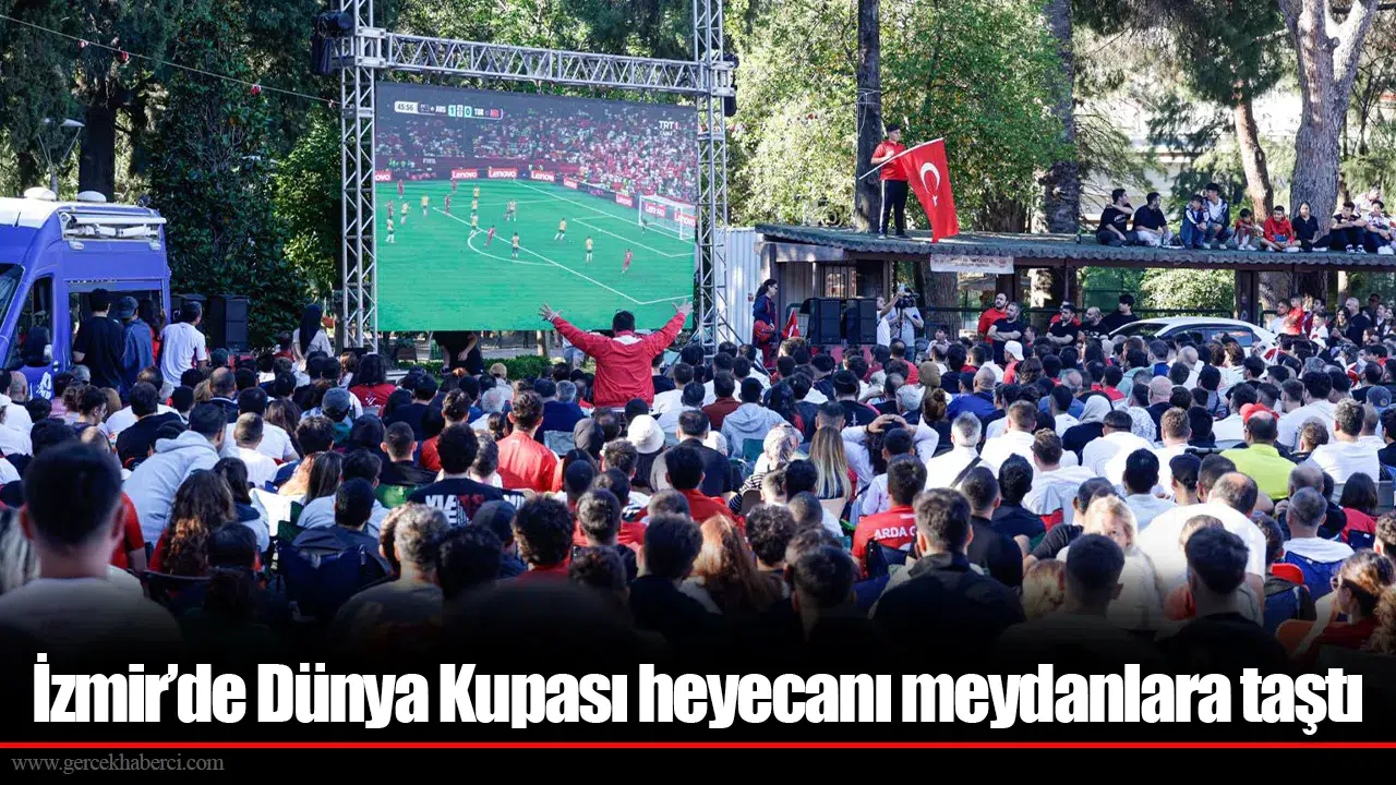 İzmir'de milli heyecan meydanlara taştı: Dev ekranda dünya kupası coşkusu