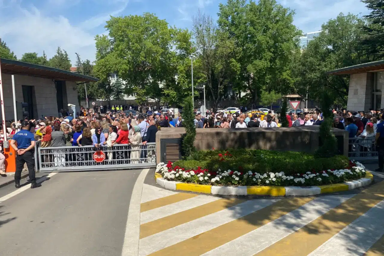 Gözler CHP Meclis grup toplantısında: Meclisin önünde arbede yaşandı