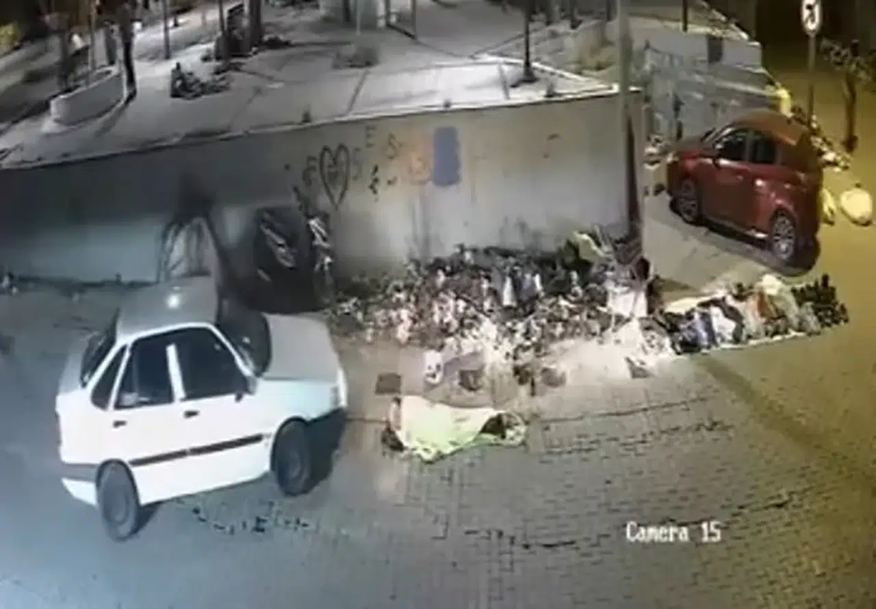 Kaldırımda uyuyanı fark etmedi, üzerinden otomobille geçti: O anlar kamerada